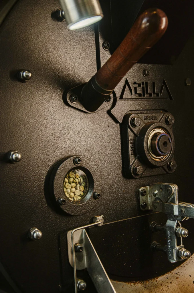 Torra de café especial no torrador Atilla, com automação.