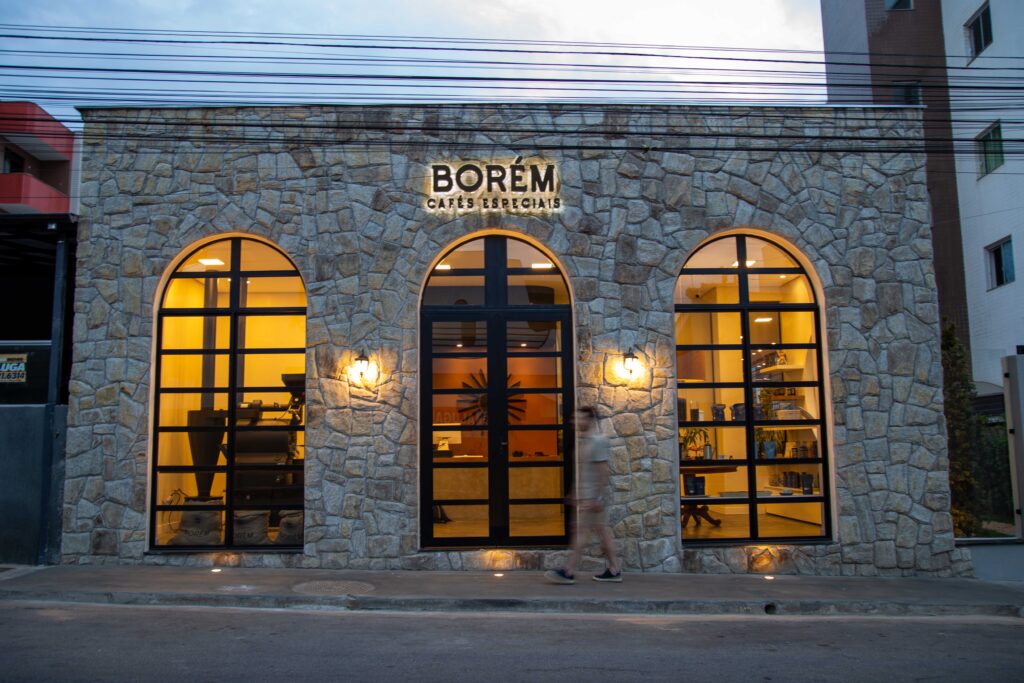 Fachada da Borem Cafés em Lavras.  Um Local para vivenciar experiência com cafés especiais.
