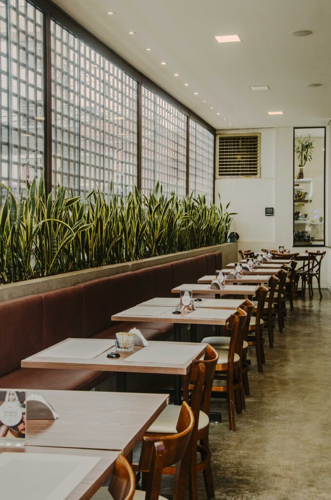 Imagem do interior da Cafeteria, mostrando a integração entre paisagismo, design e ambiente.