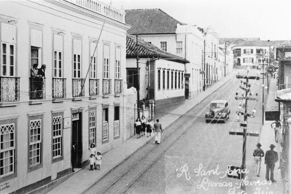 Imagem antiga da cidade de Lavras, MG, mostrando os trilhos do bonde da Rua Santana. Fonte: curtalavras.com.br